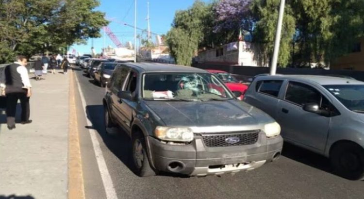 Automovilista arrolla a policía de tránsito y lo deja gravemente herido