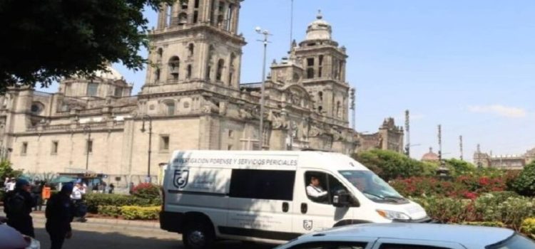 Encuentran a hombre sin vida en una jardinera del Zócalo