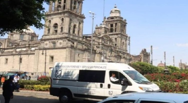 Encuentran a hombre sin vida en una jardinera del Zócalo