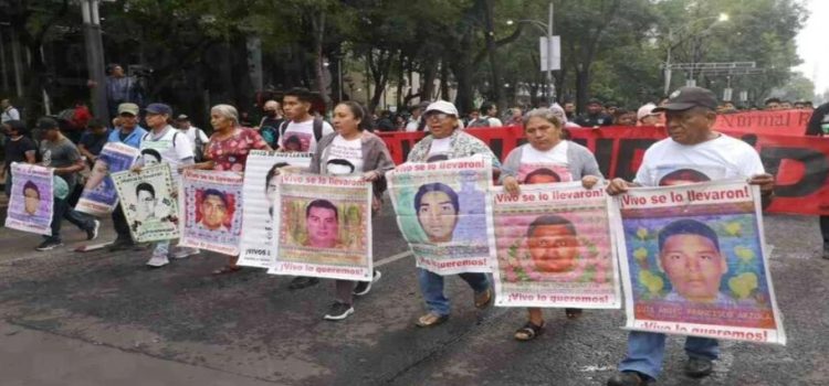 Familiares de los 43 normalistas de Ayotzinapa exigieron en la marcha verdad y justicia