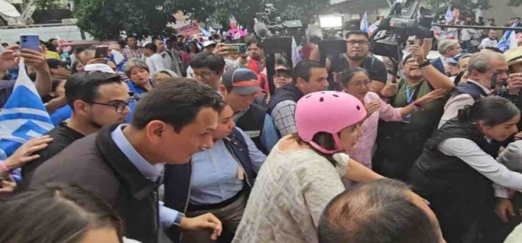 Xóchitl Gálvez realiza pega de calcomanías al sur de la CDMX; el caos vial la obliga a abandonar la actividad