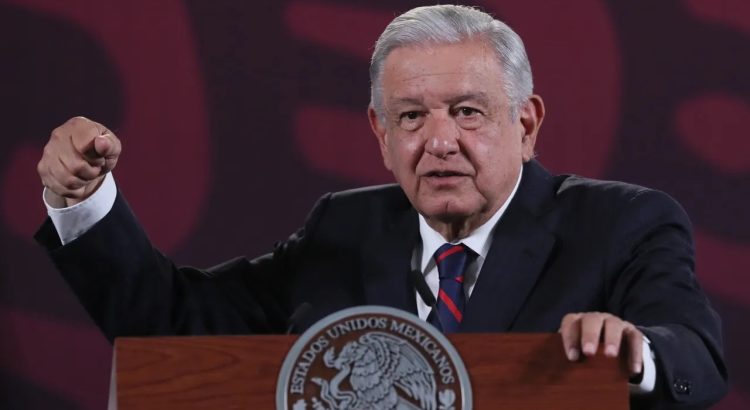 AMLO acusa que TV Azteca tiene conflicto de interés por adeudo de Afore-Azteca con el IMSS