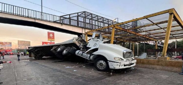 Volcadura de tráiler en interestación Aragón-Oceanía