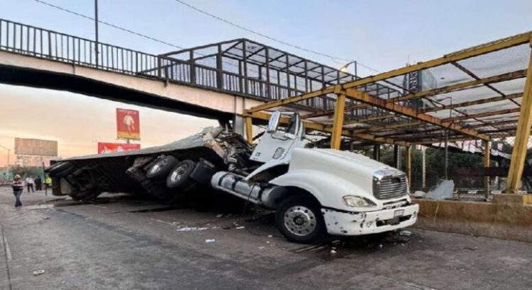 Volcadura de tráiler en interestación Aragón-Oceanía