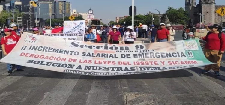 Marcha de la CNTE en el Día del Maestro