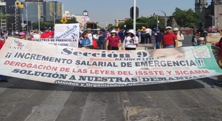 Marcha de la CNTE en el Día del Maestro