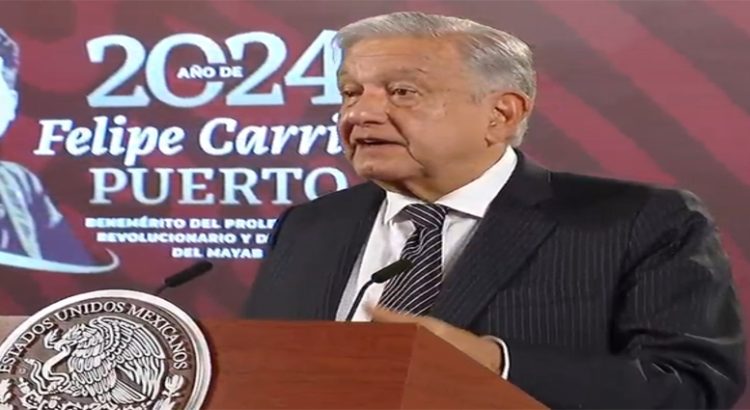 AMLO anuncia aumento salarial de 10% a los maestros