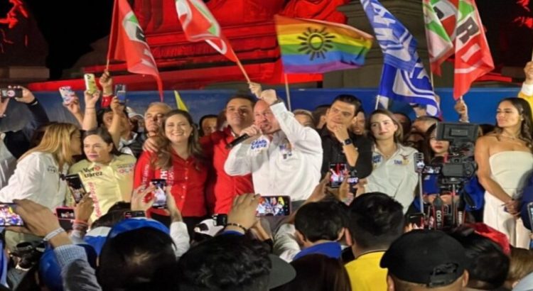 Santiago Taboada cerró su campaña en el Ángel de la Independencia