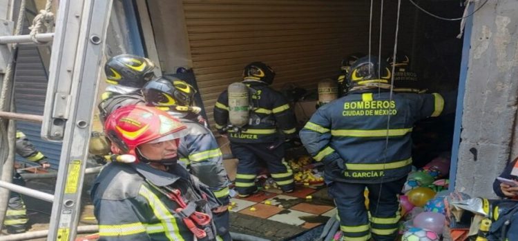 22 bomberos resultaron intoxicados en incendio de una bodega