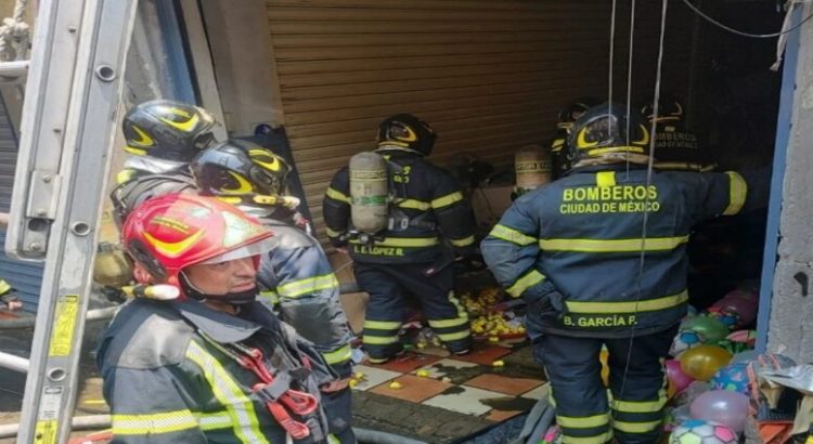 22 bomberos resultaron intoxicados en incendio de una bodega