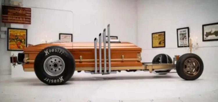 Si te mueres por tener auto… Un extravagante vehículo fúnebre, inspirado