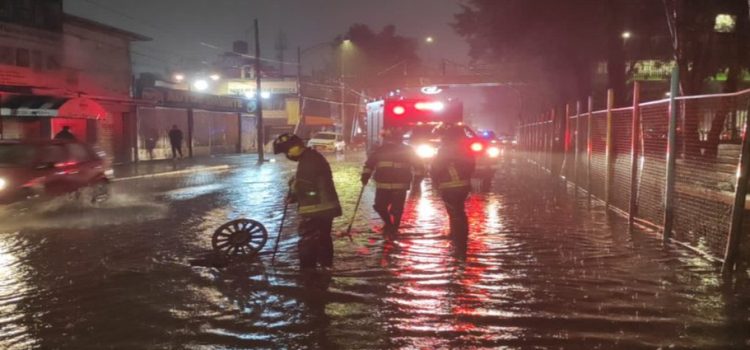 Lluvia y granizo provoca inundaciones, Metro y vialidades colapsan