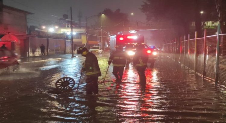 Lluvia y granizo provoca inundaciones, Metro y vialidades colapsan