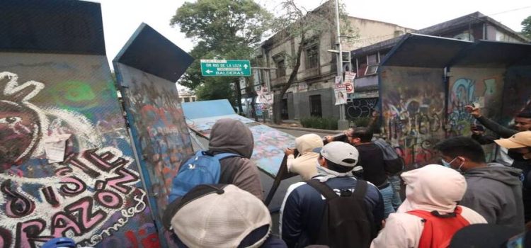 Normalistas de Guerrero protestaron ante el edificio de Segob en CdMx