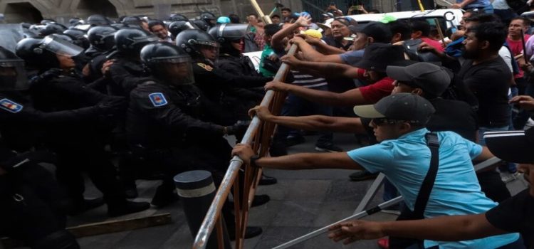 CNTE se enfrenta a policías ante Palacio Nacional 