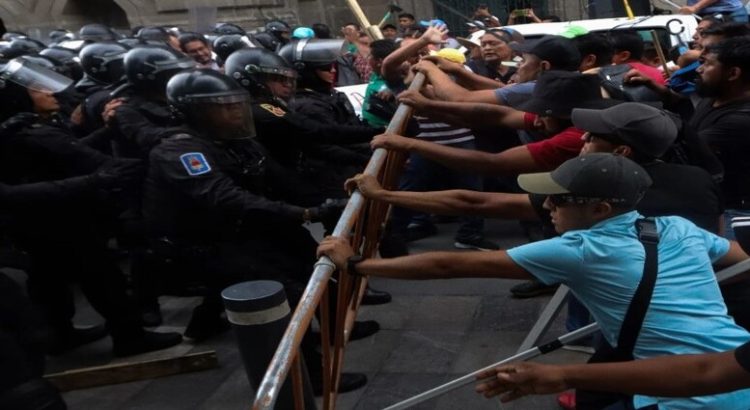 CNTE se enfrenta a policías ante Palacio Nacional 