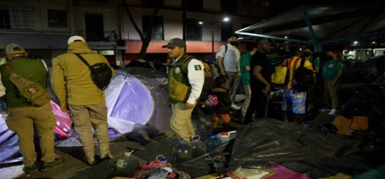 Autoridades desalojan campamento migrante en Plaza Giordano Bruno