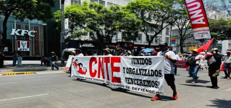 Integrantes de la CNTE marcharon al Zócalo capitalino