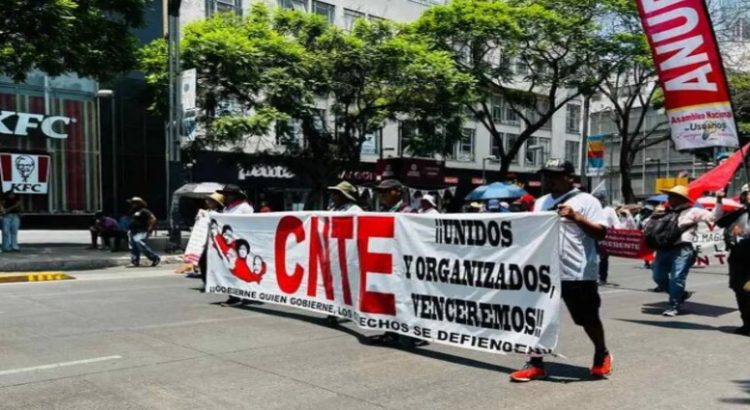 Integrantes de la CNTE marcharon al Zócalo capitalino