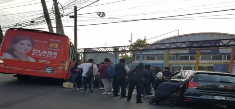 Se accidenta camión de pasajeros y deja un saldo de 12 heridos