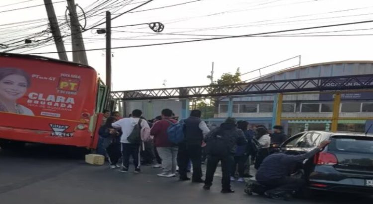 Se accidenta camión de pasajeros y deja un saldo de 12 heridos