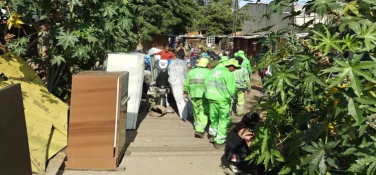 Desalojan a 50 familias de un corredor en la colonia Atlampa