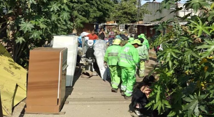 Desalojan a 50 familias de un corredor en la colonia Atlampa