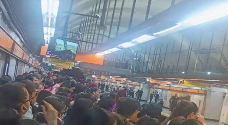 Caos en cinco líneas del Metro CDMX 