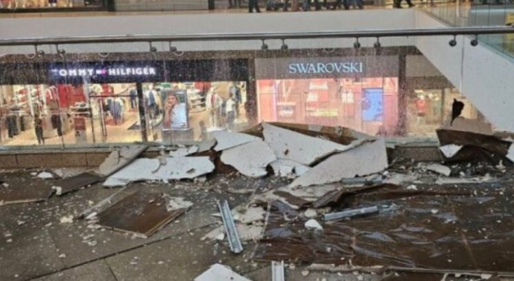 Lluvias provocan colapso del techo de una plaza en Gustavo A. Madero