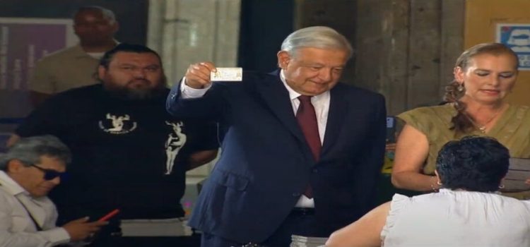 AMLO emite su voto en la casilla del Antiguo Palacio del Arzobispado