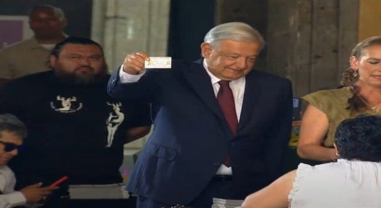 AMLO emite su voto en la casilla del Antiguo Palacio del Arzobispado