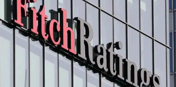 Fitch mantiene calificación de México en «BBB-» y alerta sobre riesgos institucionales