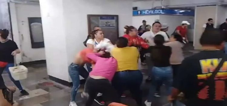 Vendedores ambulantes protagonizan pelea en el Metro de CDMX