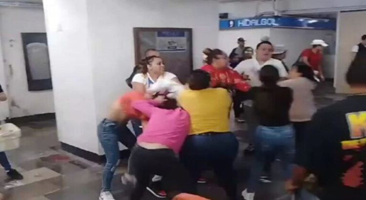 Vendedores ambulantes protagonizan pelea en el Metro de CDMX