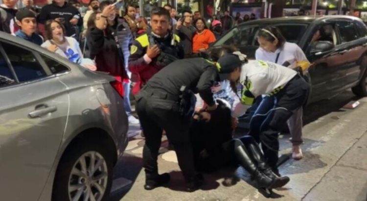 Conductora trata de arrollar a policías durante operativo de Paseo de la Reforma