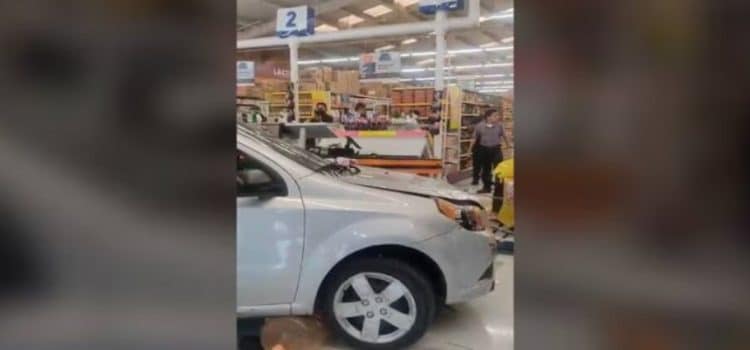 Mujer de la tercera edad impactó su automóvil contra la tienda Sumesa