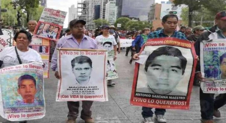 Marcha de padres de los 43 normalistas desaparecidos en Ayotzinapa en CdMx