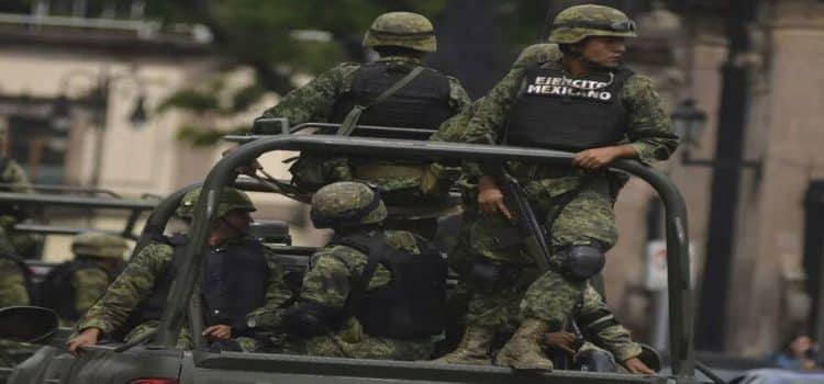 Soldados salen proyectados tras choque de vehículo militar en CDMX