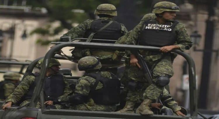 Soldados salen proyectados tras choque de vehículo militar en CDMX