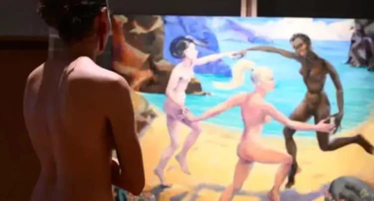 Museo inaugura exposición a la que hay que acudir desnudos