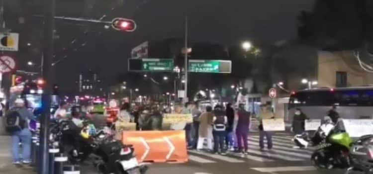 Vecinos bloquean Eje Central a la altura de Plaza Garibaldi como protesta por falta de luz