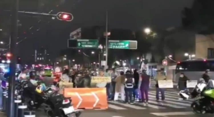 Vecinos bloquean Eje Central a la altura de Plaza Garibaldi como protesta por falta de luz