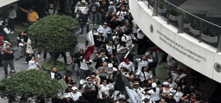 Manifestantes irrumpen en el Senado en plena discusión de la reforma judicial