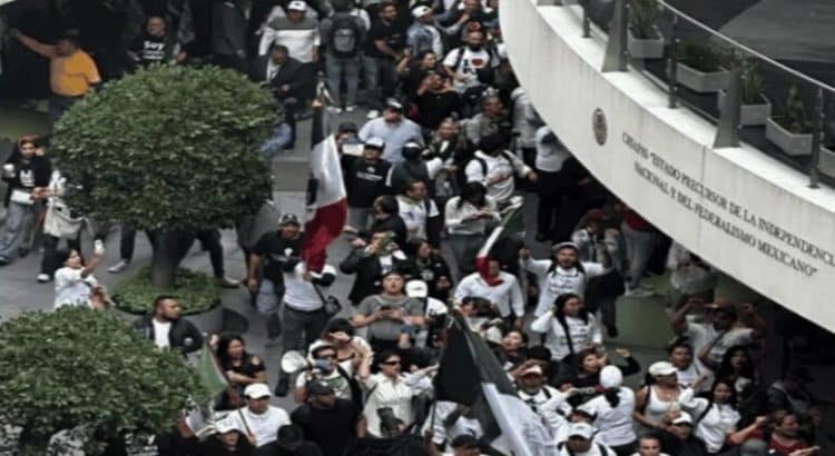 Manifestantes irrumpen en el Senado en plena discusión de la reforma judicial