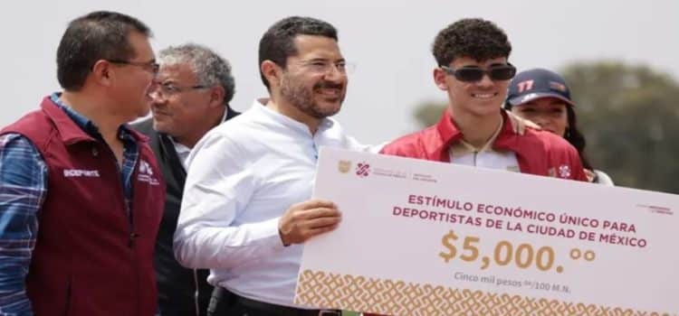 Martí Batres entrega apoyos económicos a deportistas de la CdMx