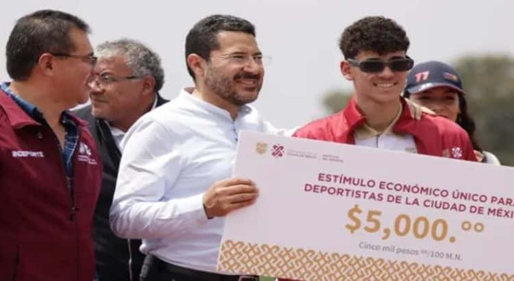 Martí Batres entrega apoyos económicos a deportistas de la CdMx