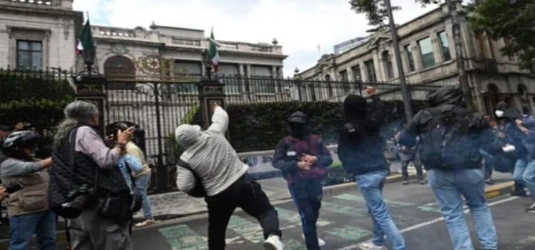 Activistas de Ayotzinapa lanzan explosivos a Segob en CDMX