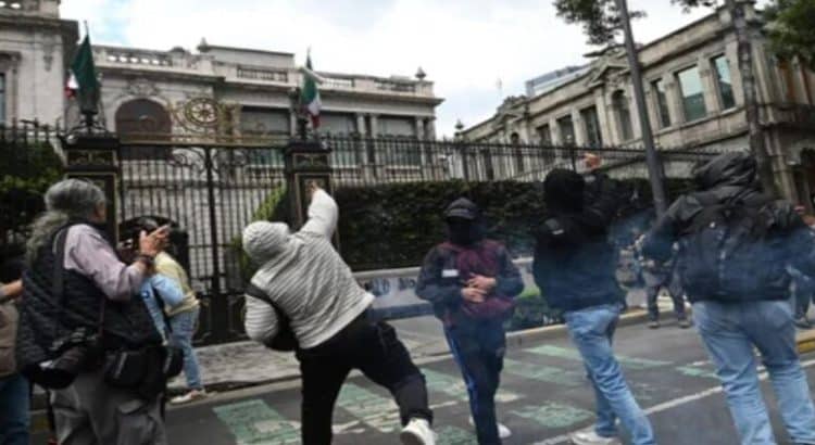 Activistas de Ayotzinapa lanzan explosivos a Segob en CDMX