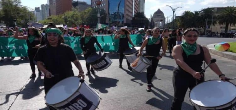 Feministas marchan para exigir mejoras en salud pública