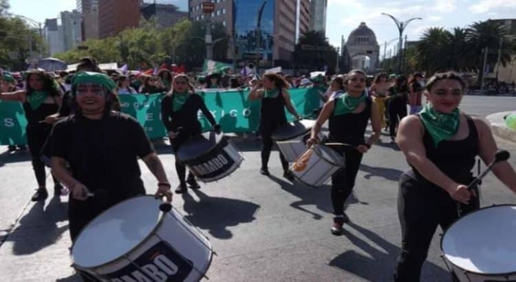 Feministas marchan para exigir mejoras en salud pública